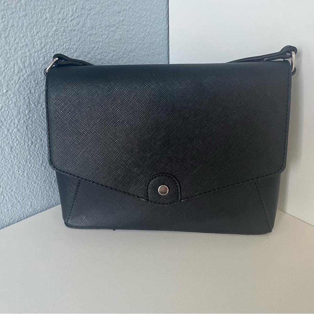 Sleek Black Crossbody Bag with Textured Finish